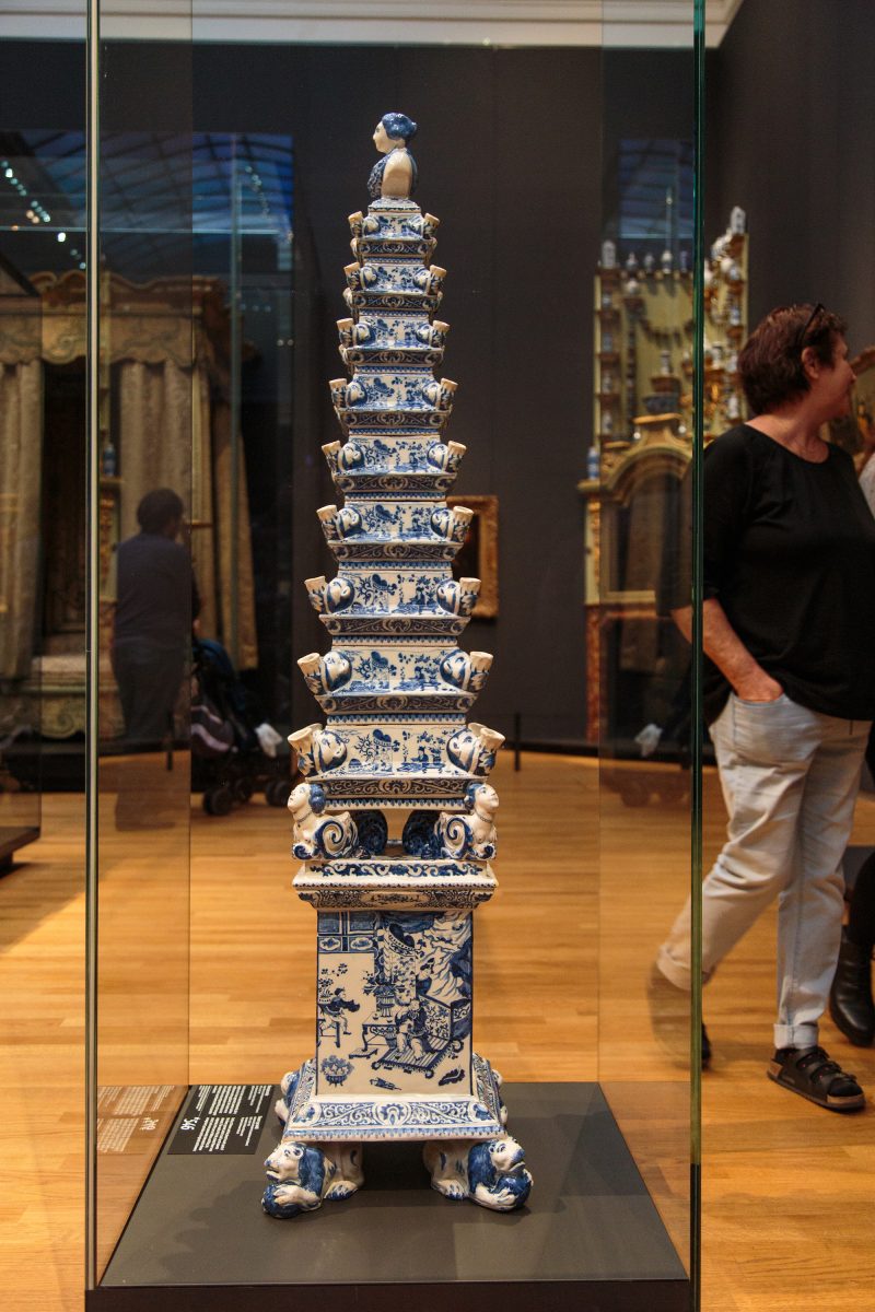 I didn't know the Dutch drew such inspiration from Chinese porcelain. This is actually a multi-level flower vase (they sell smaller imitations as souvenirs all over Amsterdam).